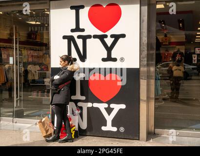 Boutique de souvenirs à Midtown Manhattan à New York vu dimanche, 12 mars 2023. (© Richard B. Levine) Banque D'Images