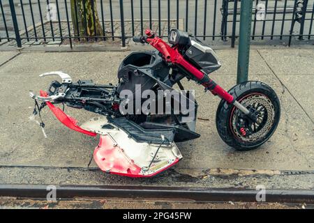 A vandalisé et abandonné le scooter électrique à Chelsea, à New York, lundi, à 13 mars 2023. (© Richard B. Levine) Banque D'Images