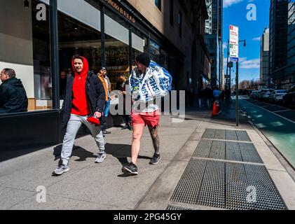 Les finisseurs du semi-marathon de United Airlines se promènent dans le quartier de Manhattan à New York après la course dimanche, 19 mars 2023. (© Richard B. Levine) Banque D'Images