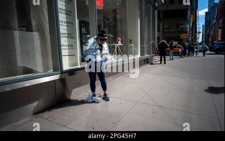 Les finisseurs du semi-marathon de United Airlines se promènent dans le quartier de Manhattan à New York après la course dimanche, 19 mars 2023. (© Richard B. Levine) Banque D'Images