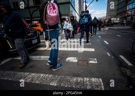 Les finisseurs du semi-marathon de United Airlines se promènent dans Midtown Manhattan à New York aprs le dimanche, 19 mars 2023. (© Richard B. Levine) Banque D'Images