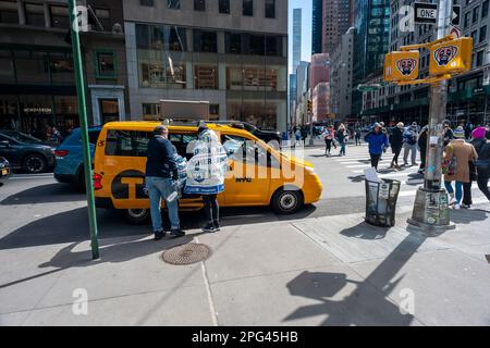 Les finisseurs du semi-marathon de United Airlines se promènent dans le quartier de Manhattan à New York après la course dimanche, 19 mars 2023. (© Richard B. Levine) Banque D'Images