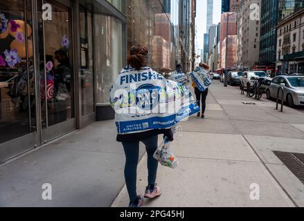 Les finisseurs du semi-marathon de United Airlines se promènent dans le quartier de Manhattan à New York après la course dimanche, 19 mars 2023. (© Richard B. Levine) Banque D'Images