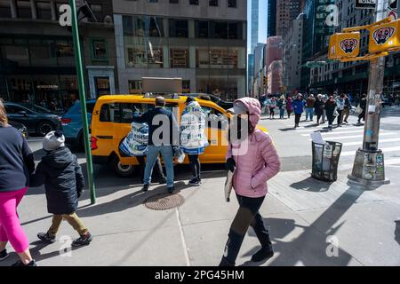 Les finisseurs du semi-marathon de United Airlines se promènent dans le quartier de Manhattan à New York après la course dimanche, 19 mars 2023. (© Richard B. Levine) Banque D'Images