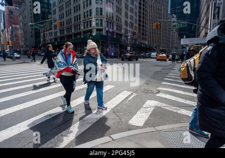 Les finisseurs du semi-marathon de United Airlines se promènent dans Midtown Manhattan à New York aprs le dimanche, 19 mars 2023. (© Richard B. Levine) Banque D'Images