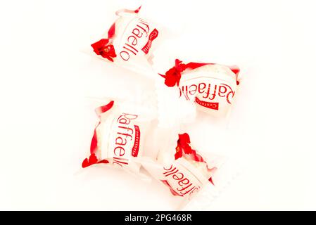 Lublin, Pologne. 08 février 2023. Célèbres bonbons à la noix de coco Rafaello sur fond rose pâle Banque D'Images