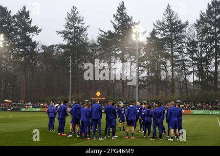 ZEIST - la sélection de l'équipe nationale néerlandaise lors d'une session de formation de l'équipe nationale néerlandaise sur le campus de la KNVB sur 20 mars 2023 à Zeist, aux pays-Bas. L'équipe nationale néerlandaise se prépare pour le match de qualification du Championnat d'Europe contre la France. ANP MAURICE VAN STONE Banque D'Images