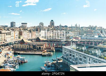 26 février 2022 à Gênes, Italie: Matin lumineux avec ciel bleu ciel voilé surplombant le port de la ville de Gênes. Banque D'Images