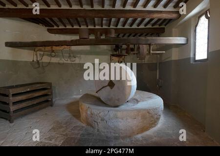 Ancien moulin à huile souterrain Catanzaro. Lumière du soleil qui traverse la fenêtre. Anciens moulins à huile du XVIe siècle, Italie Banque D'Images