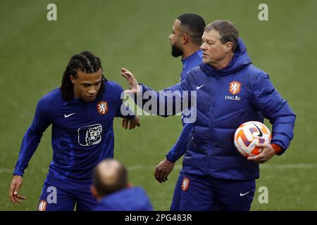 ZEIST - (lr) Nathan ake, entraîneur assistant néerlandais Erwin Koeman lors d'une session de formation de l'équipe nationale néerlandaise au campus de la KNVB sur 20 mars 2023 à Zeist, pays-Bas. L'équipe nationale néerlandaise se prépare pour le match de qualification du Championnat d'Europe contre la France. ANP MAURICE VAN STONE Banque D'Images