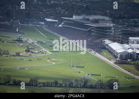 Hippodrome de Cheltenham, Gloucestershire , Royaume-Uni. 14th mars 2023. L'hippodrome de Cheltenham est vu depuis le sommet de la colline de Cleeve, à proximité, pendant le Supreme Novi Banque D'Images