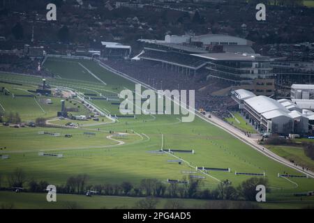 Hippodrome de Cheltenham, Gloucestershire , Royaume-Uni. 14th mars 2023. L'hippodrome de Cheltenham est vu depuis le sommet de la colline de Cleeve, à proximité, pendant le Supreme Novi Banque D'Images