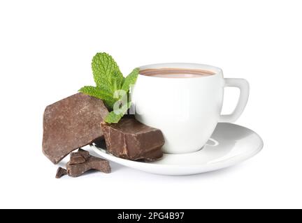 Tasse de délicieux chocolat chaud, morceaux et menthe fraîche sur fond blanc Banque D'Images