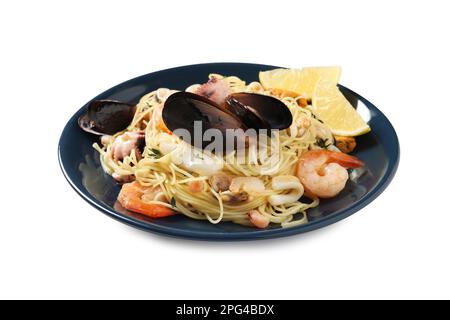 Pâtes délicieuses avec fruits de mer dans une assiette isolée sur blanc Banque D'Images