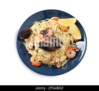 Pâtes délicieuses avec fruits de mer dans une assiette isolée sur blanc, vue de dessus Banque D'Images