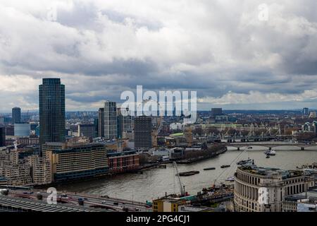Vue sur la Tamise depuis St. Point d'observation de la cathédrale de Paul Banque D'Images