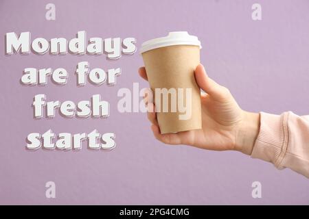 Devis motivationnel les lundis sont pour les démarrages frais et vue rapprochée de la femme avec café sur fond lilas Banque D'Images