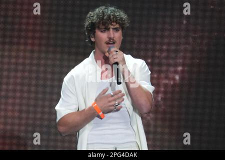 Madrid, Espagne. 18th mars 2023. Le chanteur Benson Boone se produit lors du festival Cadena 100 au Wizcenter de Madrid. Crédit : SOPA Images Limited/Alamy Live News Banque D'Images