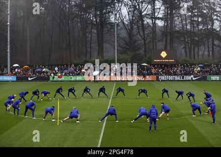 ZEIST - la sélection de l'équipe nationale néerlandaise lors d'une session de formation de l'équipe nationale néerlandaise sur le campus de la KNVB sur 20 mars 2023 à Zeist, aux pays-Bas. L'équipe nationale néerlandaise se prépare pour le match de qualification du Championnat d'Europe contre la France. ANP MAURICE VAN STONE Banque D'Images