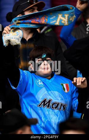 Turin, Italie. 19 mars 2023. Un fan portant le maillot SSC Napoli et un masque facial portant le numéro 9 en soutien de Victor Osimhen fait passer un foulard avant la série Un match de football entre le FC Torino et la SSC Napoli. Credit: Nicolò Campo/Alay Live News Banque D'Images