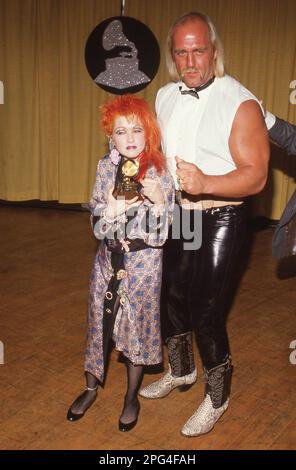 Cyndi Lauper et Hulk Hogan au 26 février 1985 1985 crédit: Ralph Dominguez/MediaPunch Banque D'Images