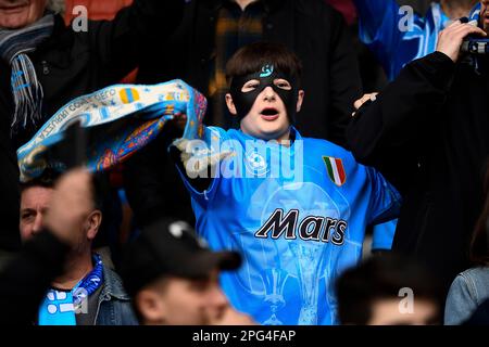 Turin, Italie. 19 mars 2023. Un fan portant le maillot SSC Napoli et un masque facial portant le numéro 9 en soutien de Victor Osimhen fait passer un foulard avant la série Un match de football entre le FC Torino et la SSC Napoli. Credit: Nicolò Campo/Alay Live News Banque D'Images