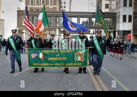 Irish-American police Association Emerald Society of Minnesota au défilé de la Patrick’s Day à Saint Paul, Minnesota, 2005. Saint Paul a été fête Banque D'Images