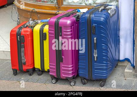 Nouveau coffre à bagages à coque rigide à quatre roues de couleur Banque D'Images