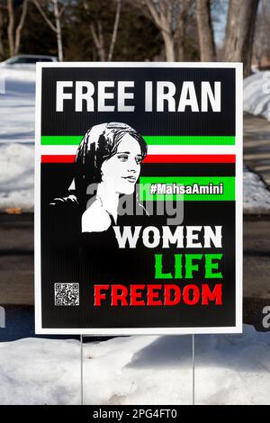 Free Iran proteste yard signe avec le slogan Women Life Freedom et un portrait de la femme iranienne Mahsa Amina de Saqqez, province du Kurdistan Banque D'Images