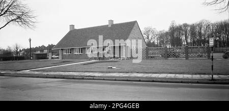 1960, historique, extérieur d'un nouveau bâtiment, moderne, dans le style de l'époque, une nouvelle maison publique sur Oakley Rd, Coventry, Angleterre, Royaume-Uni. Banque D'Images