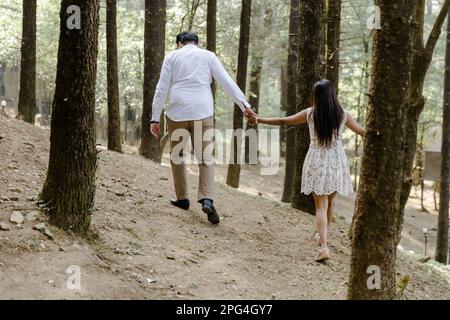 Un jeune couple qui profite d'une promenade tranquille dans une forêt tranquille Banque D'Images