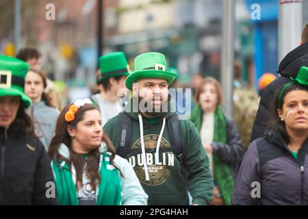 Dublin, Irlande - 03.17.2023 : la St. Patrick's Day Parade dans les rues du centre-ville de Dublin. Banque D'Images