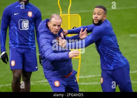 ZEIST, PAYS-BAS - MARS 20: Entraîneur adjoint Sipke Hulshoff des pays-Bas et Memphis Depay des pays-Bas lors d'une session d'entraînement de l'équipe de football des pays-Bas au campus KNVB sur 20 mars 2023 à Zeist, pays-Bas (photo de Broer van den Boom/Orange Pictures) Banque D'Images