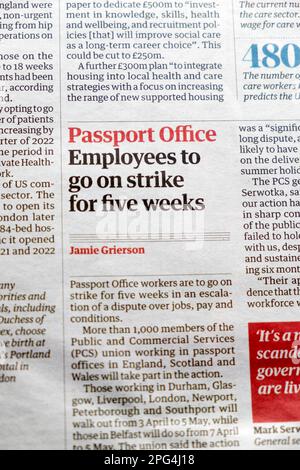 « Les employés du Bureau des passeports vont faire la grève pendant cinq semaines » le journal Guardian a coupé le titre de l'article PCS du 18 mars 2023 Londres UK Banque D'Images
