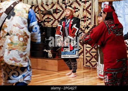 16 mars 2023, Shiraoi, Hokkaido, Japon: Les Ainu dansent au Musée et parc national de l'Ainu (Upopopoy) dans la ville de Shiraoi. Upopopoy est un centre de développement, de création et de revitalisation qui a ouvert en juillet 2020, en tant que «zone symbolique pour l'unité ethnique» sur le lac Poroto. Les gens peuvent apprendre l'histoire, la culture et la nourriture de l'Ainu à travers les cinq sens. La culture Ainu et les initiatives pour un Hokkaido zéro carbone, comme la première installation de capture et de stockage du carbone (CCS) du Japon dans les fonds marins dans la zone portuaire de Tomakomai, la zone d'énergie renouvelable d'Ishikari et le parc Moerenuma, ont été couvertes Banque D'Images