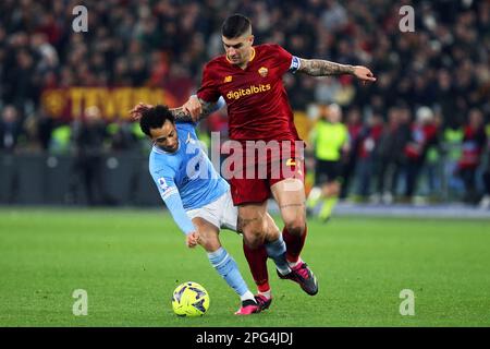 Rome, Italie - 19 mars 2023, Felipe Anderson du Latium (L) vies pour le bal avec Gianluca Mancini de Roma (R) pendant le championnat italien Serie Un match de football entre SS Lazio et AS Roma sur 19 mars 2023 au Stadio Olimpico à Rome, Italie - photo: Federico Proietti/DPPI/LiveMedia Banque D'Images