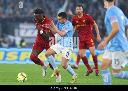 Rome, Italie - 19 mars 2023, Tammy Abraham de Rome (L) vies pour le bal avec Pedro Rodriguez du Latium (R) pendant le championnat italien Serie Un match de football entre SS Lazio et COMME Roma sur 19 mars 2023 au Stadio Olimpico à Rome, Italie - photo: Federico Proietti/DPPI/LiveMedia Banque D'Images