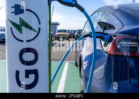 Station de charge rapide de voiture électrique, du fournisseur néerlandais PowerGo, dans le port de ferry d'Eemshaven, alimenté par l'énergie renouvelable, pays-Bas, Banque D'Images