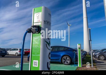 Station de charge rapide de voiture électrique, du fournisseur néerlandais PowerGo, dans le port de ferry d'Eemshaven, alimenté par l'énergie renouvelable, pays-Bas, Banque D'Images