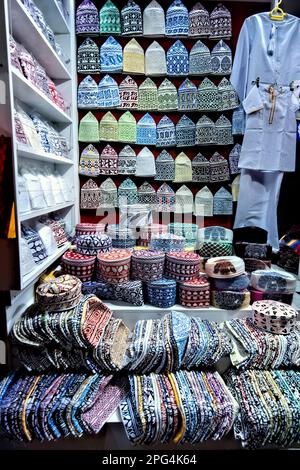 Casquettes kuma traditionnelles à vendre dans le Souq Mutrah, Muscat, Oman Banque D'Images