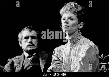 Brian Cox (Eilert Lovborg), Jill Bennett (Hedda Tesman) dans HEDDA GABLER par Henrik Ibsen au Royal court Theatre, Londres SW1 28/06/1972 adapté par John Osborne Set design: Alan Tagg costumes: Deirdre Clancy éclairage: Andy Phillips réalisateur: Anthony page Banque D'Images