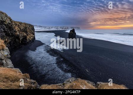 Lever du soleil au cap Dyrhólaey, plage de sable noir de Reynisfjara, près de Vik, Islande Banque D'Images