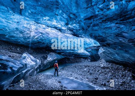 Explorer à l'intérieur de la grotte de glace de Sapphire Breiðamerkurjökull du parc national de Vatnajökull, Islande Banque D'Images