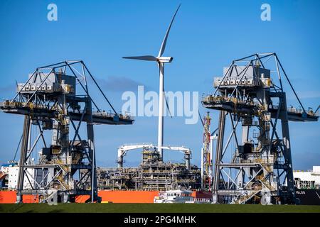 EemsEnergyTerminal, terminal flottant de GNL dans le port maritime d'Eemshaven, les pétroliers apportent du gaz naturel liquéfié aux deux navires de production, Eemshaven LNG Banque D'Images