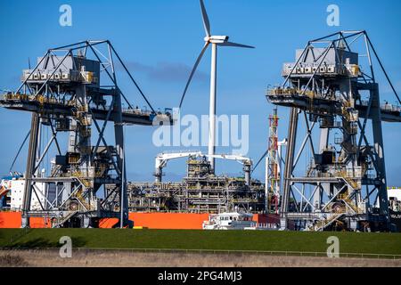 EemsEnergyTerminal, terminal flottant de GNL dans le port maritime d'Eemshaven, les pétroliers apportent du gaz naturel liquéfié aux deux navires de production, Eemshaven LNG Banque D'Images