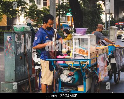 Un fournisseur qui vend une variété de collations à partir d'un chariot d'alimentation mobile Banque D'Images