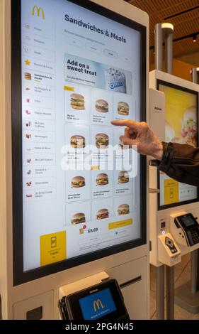 Le restaurant de restauration rapide McDonald's de Times Square dispose d'un écran tactile pour commander les repas, 2023, New York City, États-Unis d'Amérique Banque D'Images