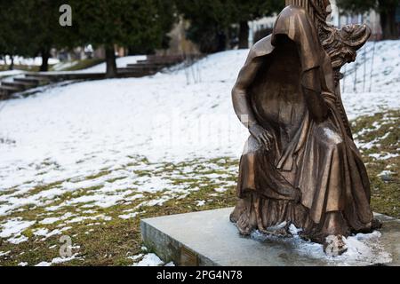 Ternopil, Ukraine - Mars, 2023: Statue de la cagoule d'homme sans visage. Banque D'Images