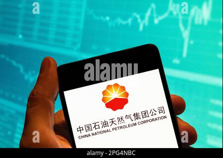 Chine. 19th févr. 2023. Dans cette illustration, le logo de la société chinoise de pétrole et de gaz China National Petroleum Corporation (CNPC) est affiché sur un smartphone avec un graphique d'indice boursier économique en arrière-plan. Crédit : SOPA Images Limited/Alamy Live News Banque D'Images