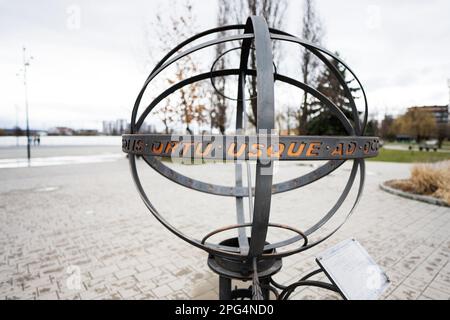 Ivano-Frankivsk, Ukraine - Mars 2023 : instrument astronomique de sphère armillaire. Cadran solaire équatoriale. L'équation du temps. Banque D'Images